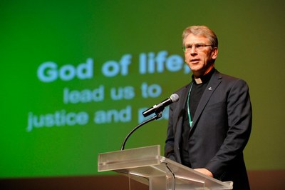 ÖRK-Generalsekretär Pastor Dr. Olav Fykse Tveit spricht am ersten Tag der 10. ÖRK-Vollversammlung in Busan zum Plenum Aufbruch zur Pilgerreise für Gerechtigkeit und Frieden