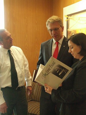Stan Noffsinger (left), general secretary of the Church of the Brethren, presents Olav Fykse Tveit and Natasha Klukach books on the church's history and liturgy. © The Church of the Brethren Justice and peace in focus during WCC general secretary’s visit to US