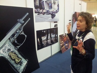 Sara San Martin, en el stand del Centro de Estudios Ecuménicos, de México, en la X Asamblea. © Gustavo Bono/WCC Iglesias de Latinoamérica piden atención del CMI para la violencia y las masacres en la región