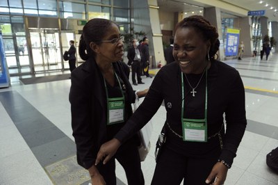 Ropas negras en la Asamblea por el fin de la violencia contra las mujeres